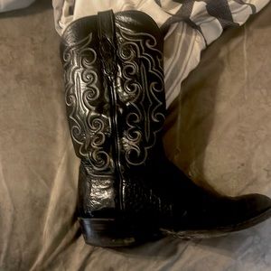 Selling the boots my cousin bought these for me and she got the wrong size